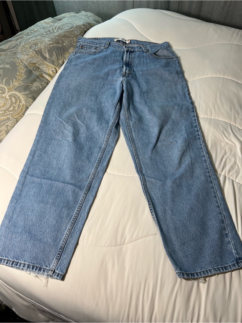 Classic Men's 560 Light Blue Comfort Fit Straight-Leg Jeans